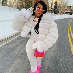 Abrigo corto con cuello abierto y mangas largas exageradas - Blanco