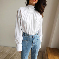 Blusa de manga larga con cuello alto y ribete de moño fruncido en color liso fabulosa - Blanca