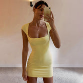 Schmeichelndes, figurbetontes Minikleid mit Cut-Outs auf der Rückseite und kurzen Ärmeln sowie quadratischem Ausschnitt - Gelb