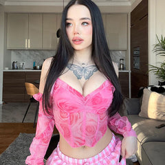 Top corto tipo corsé con cuello halter, hombros descubiertos y detalle fruncido con estampado floral - Rosa