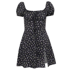 Vestido corto de verano con estampado floral, fruncido en la parte delantera, ribete dividido, mangas abullonadas - Negro