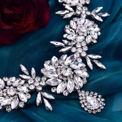 Diadema con adornos de diamantes de imitación y cristales con diseño floral en forma de lágrima - Plateado