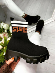 Gestrickte Stiefel mit dickem Absatz