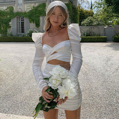 Minivestido de satén con encaje, mangas abullonadas y aberturas brillantes - Blanco