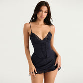 Figurbetontes Minikleid mit V-Ausschnitt und Schnürung und seitlichem Schlitz - Schwarz