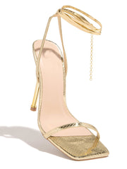 Sandalias con tiras en el tobillo y punta cuadrada