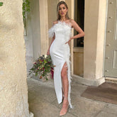 Trägerloses Maxi-Abendkleid mit hohem Schlitz und Federbesatz - Weiß