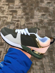 Zapatillas deportivas con cordones y suela gruesa