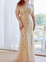 Ballkleid aus Netzstoff mit Pailletten und Pflanzendetail