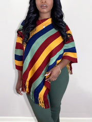 Gestrickter Poncho mit Streifen und Quasten