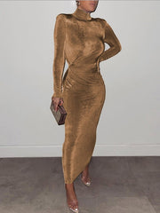 Vestido largo de manga larga con hombreras fruncidas