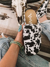 Hausschuhe mit runder Zehenpartie und Kuhschnalle