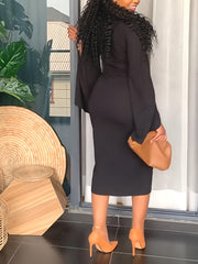 Figurbetontes Midikleid mit geschlitzten Ärmeln und Umhang