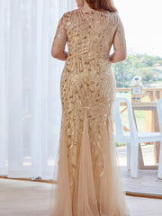 Ballkleid aus Netzstoff mit Pailletten und Pflanzendetail