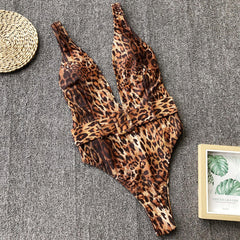 Einteiliger Badeanzug mit tiefem V-Ausschnitt und hohem Schnitt und Leopardenmuster und Gürtel - Kaffee