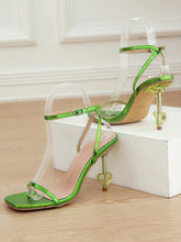 Tacones de aguja con diseño de corazón envolvente en el tobillo