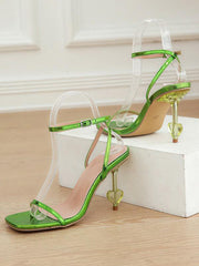 Tacones de aguja con diseño de corazón envolvente en el tobillo