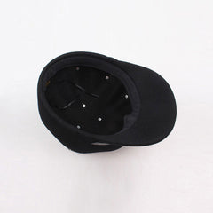 Gorra de vendedor de periódicos con adorno de cruz de metal - Negra