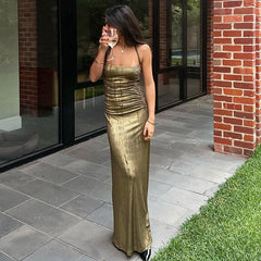 Gerafftes Neckholder-Maxikleid mit ärmellosem Schnitt und Figurbetontem Schnitt - Olivgrün