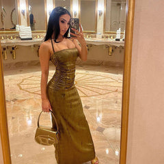 Gerafftes Neckholder-Maxikleid mit ärmellosem Schnitt und Figurbetontem Schnitt - Olivgrün