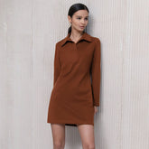 Langärmliges Minikleid mit spitzem Kragen - Braun