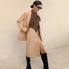 Falda midi de cuero vegano con cintura alta y ribete dividido - Caqui