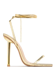 Sandalias con tiras en el tobillo y punta cuadrada