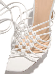 Tacones altos con cordones tejidos a crochet