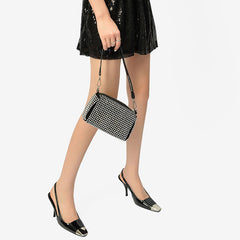 Zapatos de tacón alto con tira trasera y punta cuadrada de metal, de charol, color negro