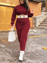 Geripptes Strick-Midikleid mit hohem Halsausschnitt