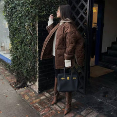 Langärmlige Steppjacke mit Knopfleiste und Pattentasche - Schokolade