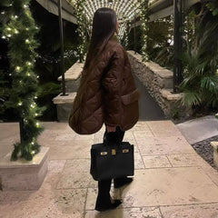 Langärmlige Steppjacke mit Knopfleiste und Pattentasche - Schokolade