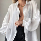 Camisa con cuello abotonado, mangas obispo y hombros caídos con textura - Blanca