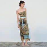 Vestido midi sin tirantes con abertura y frunces de malla con estampado pictórico - Verde