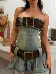 Gerüschtes Retro-Jeanskleid mit Doppelgürtel