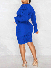 Gerüschtes Minikleid mit tiefem V-Ausschnitt