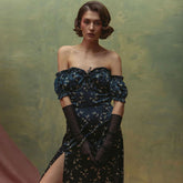 Schulterfreies, hochgeschlitztes Midi-Sommerkleid mit Rüschen und Blumenmuster - Schwarz