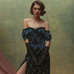 Schulterfreies, hochgeschlitztes Midi-Sommerkleid mit Rüschen und Blumenmuster - Schwarz