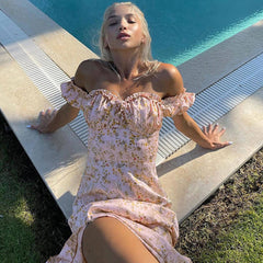 Schulterfreies, hochgeschlitztes Midi-Sommerkleid mit Rüschen und Blumenmuster - Rosa