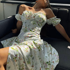 Schulterfreies, hochgeschlitztes Midi-Sommerkleid mit Rüschen und Blumenmuster - Weiß