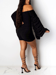 Vestido mini con hombros descubiertos y mangas acampanadas