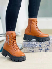 Stiefeletten mit Kettendekor und klobigen Absätzen