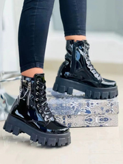 Stiefeletten mit Kettendekor und klobigen Absätzen