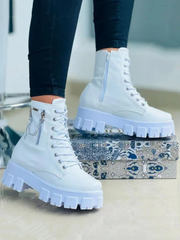 Stiefeletten mit Kettendekor und klobigen Absätzen