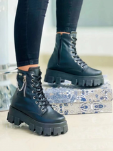 Stiefeletten mit Kettendekor und klobigen Absätzen