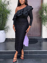 Elegante vestido de encaje con volantes y un hombro