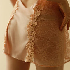Camisola de satén con tirantes finos y encaje floral sin espalda - Rosa claro