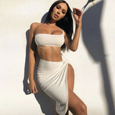 Conjunto de falda corta con abertura alta y un hombro al descubierto - Blanco