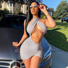 Vestido corto ajustado con escote halter cruzado y abertura en la parte delantera, fruncido - Gris