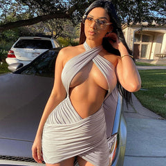 Vestido corto ajustado con escote halter cruzado y abertura en la parte delantera, fruncido - Gris